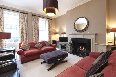 Luxury central Edinburgh with stunning views of castle!