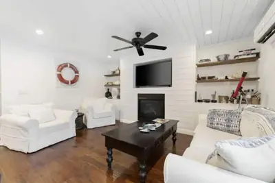 Image de Updated Cabin with Fireplace, Epic Deck, 2 min from Orv trails - Pet Friendly!