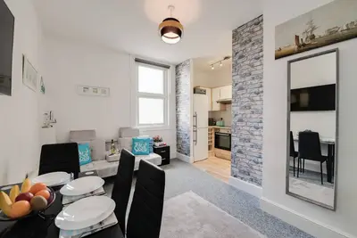 Image de A lovely flat just minutes walk from the Historic Dockyard and seafront