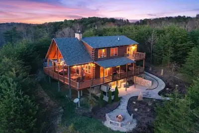 Image de Longview Lodge {5br + sleeping loft} 15min to Logan Pool, Hiking, Dining
