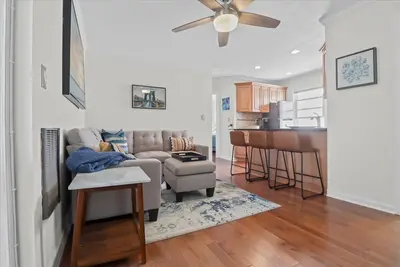 Image de 2 Bedroom Condo one block from the beach