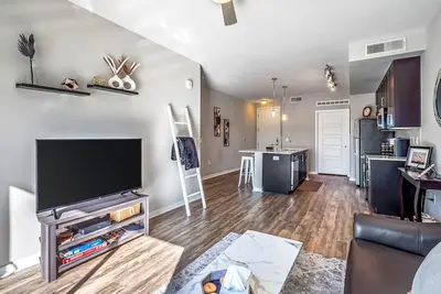 ★ Desert Living ★ Pets ★ Heated Pool ★ Gym ★ Shops