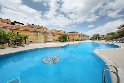 Appartement \"Luxury Candesol\" avec vue sur mer, piscine partagée et Wi-Fi.