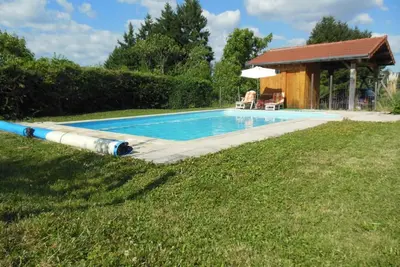 Gîte spacieux à Renaison avec cheminée, jardin et équipements enfants