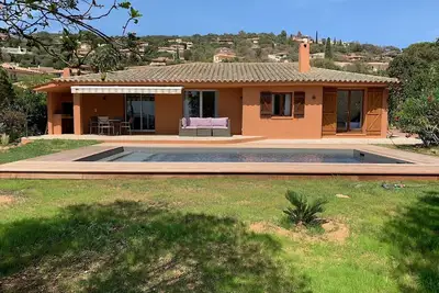 Image de Villa de plain pied sur terrain arboré avec piscine privée