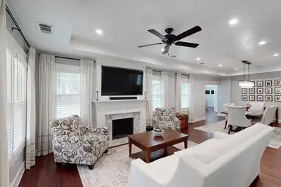 Modern 3 Br bungalow sleep 8, family/pet friendly, 15 min from downtown/outlets