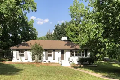 Image de Nice Peaceful home in Charlotte! ! ! 8 mins to downtown, 1. 5 miles to clt airport