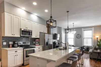 Image de Main Street 2br, Walk to Bars, Stadiums, Downtown