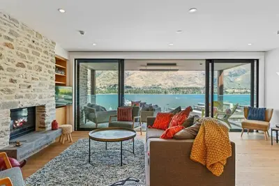 Image de Luxury Lake View Summ