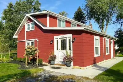 Image de “The Red House”  Family friendly vacation home close to beach and lake access.