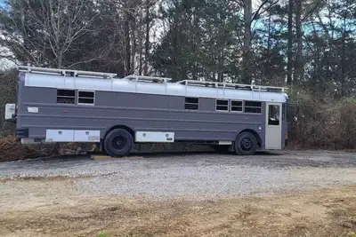 Image de Homey Remodeled Bus in the Country on a Farm