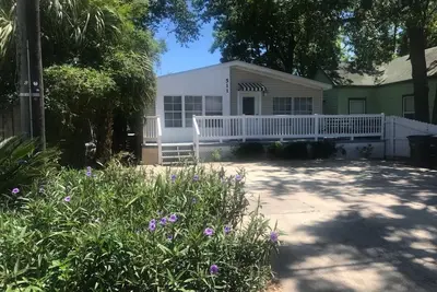 Image de Walk to Downtown Restaurants, Markets, Events. Close to Navy base and Beaches.