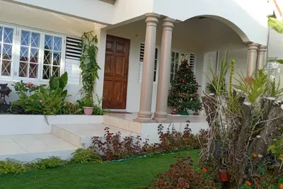 Spacious 3bd / 2bth Townhouse w Housekeeping