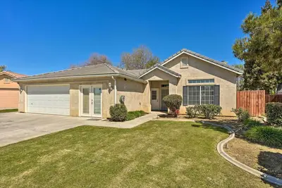 Image de Inviting Bakersfield Home w/ Spacious Yard!