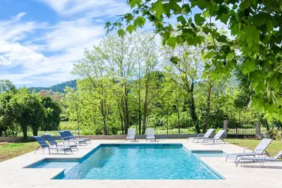 Image de Agréable appartement dans une maison de vacances avec piscine, Wifi, Tv, terrasse et parking