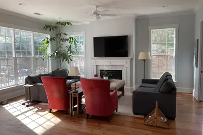 Image de Walk to square and campus! Historic district downtown Oxford.