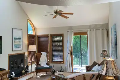 Image de Tucked back on the 1st Tee of the South Course - cozy townhome.