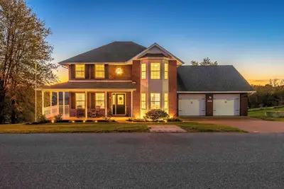 Image de Roselawn Retreat: Firepit, Gameroom, Views! Huge Gorgeous home 5 mins to the Ark