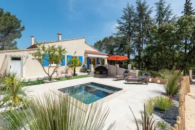 Image de La Dolce Villa Farniente sous les pins et pieds dans l'eau