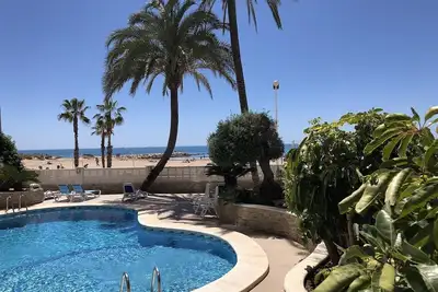 Image de Appartement de vacances « Front Line on the Beach » avec vue mer, piscine, jardin et Wi-Fi