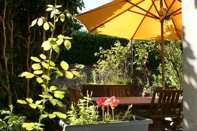 Image de Appartement en sous-sol. Jardin + piscine privés. Situé dans un village.
