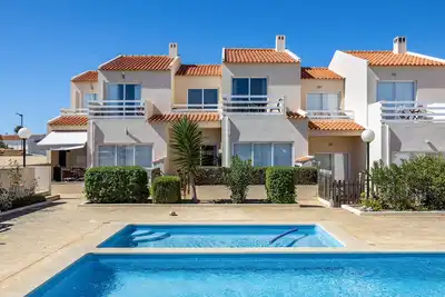 Image de Maison \"Chiringuito House - Suites\" avec piscine, jardin, terrasse et Wi-Fi.