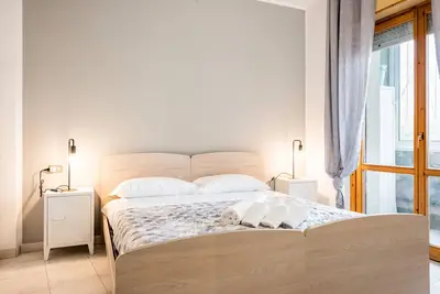 Image de Comfortable and modern apartment of about 50 square meters with two balconies, able to accommodate up to 4 people, is located on the 1st floor of a building without a lift. The flat is situated in Luni Mare, in an area full of services, convenient for re