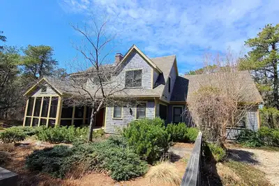 Image de Beautiful 3bd+ Contemporary--Central A/C, Screen Porch, Deck, One Mile to Town