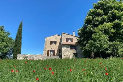 Image de Maison typique en pleine nature avec piscine