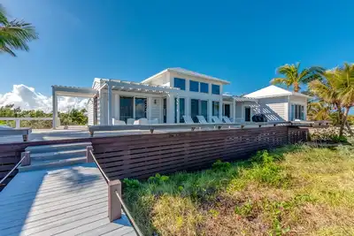 One Fish Two Fish - Oceanfront Elegant Oasis Retreat on the Quiet North End