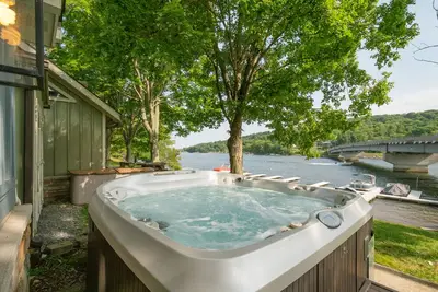 Image de Landmark 1, Lakefront home with Dock Slip & Hot Tub ***** 4. 9 stars on Airbnb