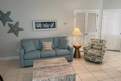 Image de < 10 min. to beach, trails & The Wharf! (dog friendly)