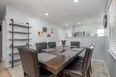 Image de ***Hot Tub in Uptown + Free parking | Fun | New***