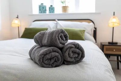 Image de Design-Appartement-Salle de bain privée séparée-Vue sur la cour