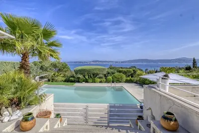 Image de Villa Grimaud de 260 m2 - Vue spectaculaire 180° baie de Saint Tropez
