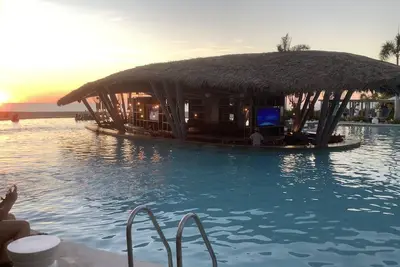 Image de Large 2. 5 bath with outdoor tub on spacious balcony.