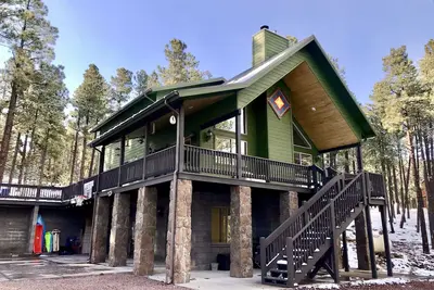 Image de Gorgeous Forest Cabin with Hot Tub & Game Room