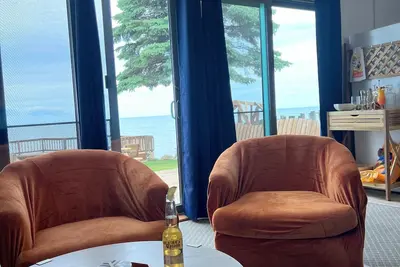 Image de Beachfront Bungalow Retreat on Lake Huron! #3
