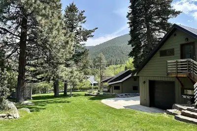 Image de Nestled in the National Forest, just minutes from downtown
