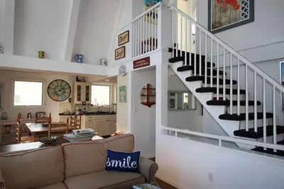 Image de Light filled Chalet Beach Home on Private Road to Association Beach