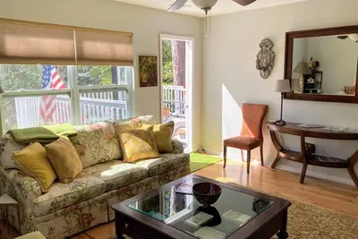 Image de Artist’s Retreat-Pet Friendly-Minutes to Historic Savannah & Tybee-2br/1ba-Quiet