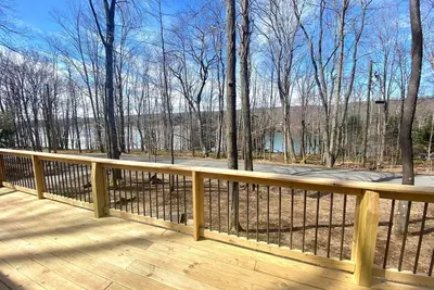 Image de Blue – Peaceful lakefront with a view