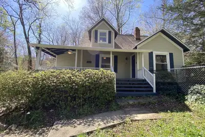 Image de Cozy historic cottage in the woods. 10 minute walk to town