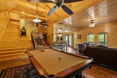 Image de Luxury Mountain Retreat: 5br Cabin, Stunning Views, Game Room & Hot Tub