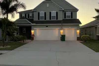 Image de 5 Bdr, 7miles-Beach 50 min to Disney 2 Master’s 1 on 1st Fl Heated Pool Gameroom