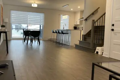 Image de Maison Meublée à Deux Étages – Construction récente (2021) près du Dix30