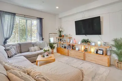 Image de 2 Mi to Disney: Townhome in Anaheim