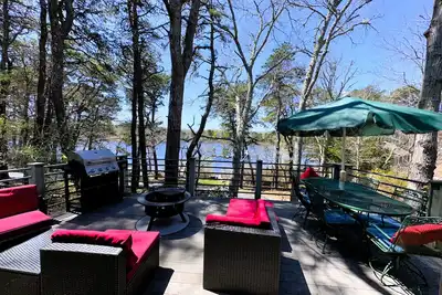 Image de Pond House~Waterfront Oasis W/Jacuzzi Tub