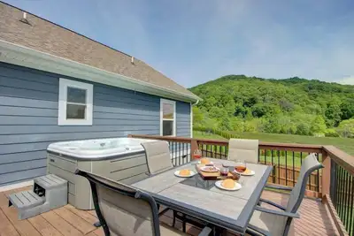 Image de Pastoral Vistas near Asheville Dogs Ok, hot tub, fenced yard and free Biltmore Pass