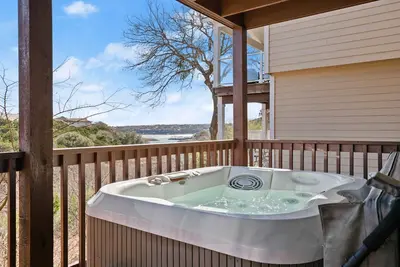 Image de Relaxing Getaway w/ Lake Travis Views + Hot Tub